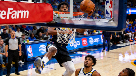 NBA常规赛高清直播画面，球员突破上篮的瞬间定格
